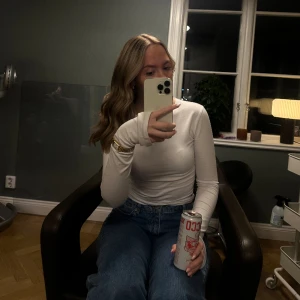 ADSGN LONG SLEEVE - Säljer denna jättefina tröja från ADSGN, storlek xs men lång i armarna ”hål för tummarna” använd 2-3 gånger. Nypris 499💕