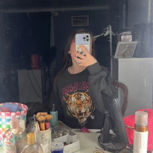 Sweatshirt  - Säljer denna sweatshirt från hm, storlek M, köpte den för några år sen men använde den aldrig så den är i väldigt fint skick!