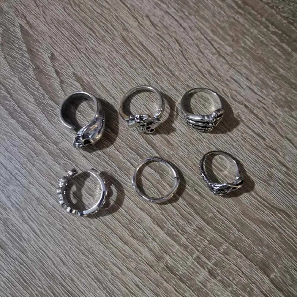 Silver ringar, gjort av silver & koppar. Kontakta mig vid frågor angående storleken. 20kr/st, vid köp av fler 15kr/st. Köparen står för frakten.. Accessoarer.