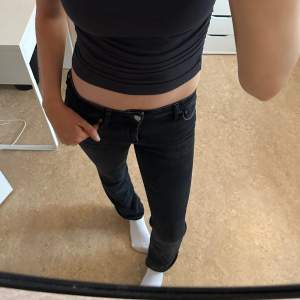 Slutsålda low waist jeans från zara, super snygga men använder inte längre💋