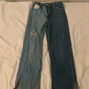 Två färgade jeans - 140 barn från HM bra skick hög midja 