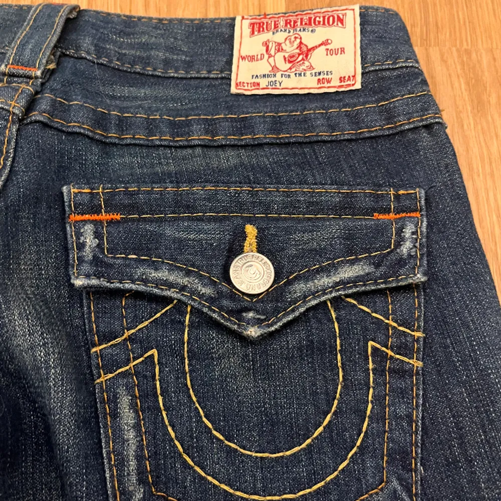 Fina byxor från true religion! Bootcut. Säljes pga för stora  Midja: 36,5cm Innerben: 80cm. Jeans & Byxor.