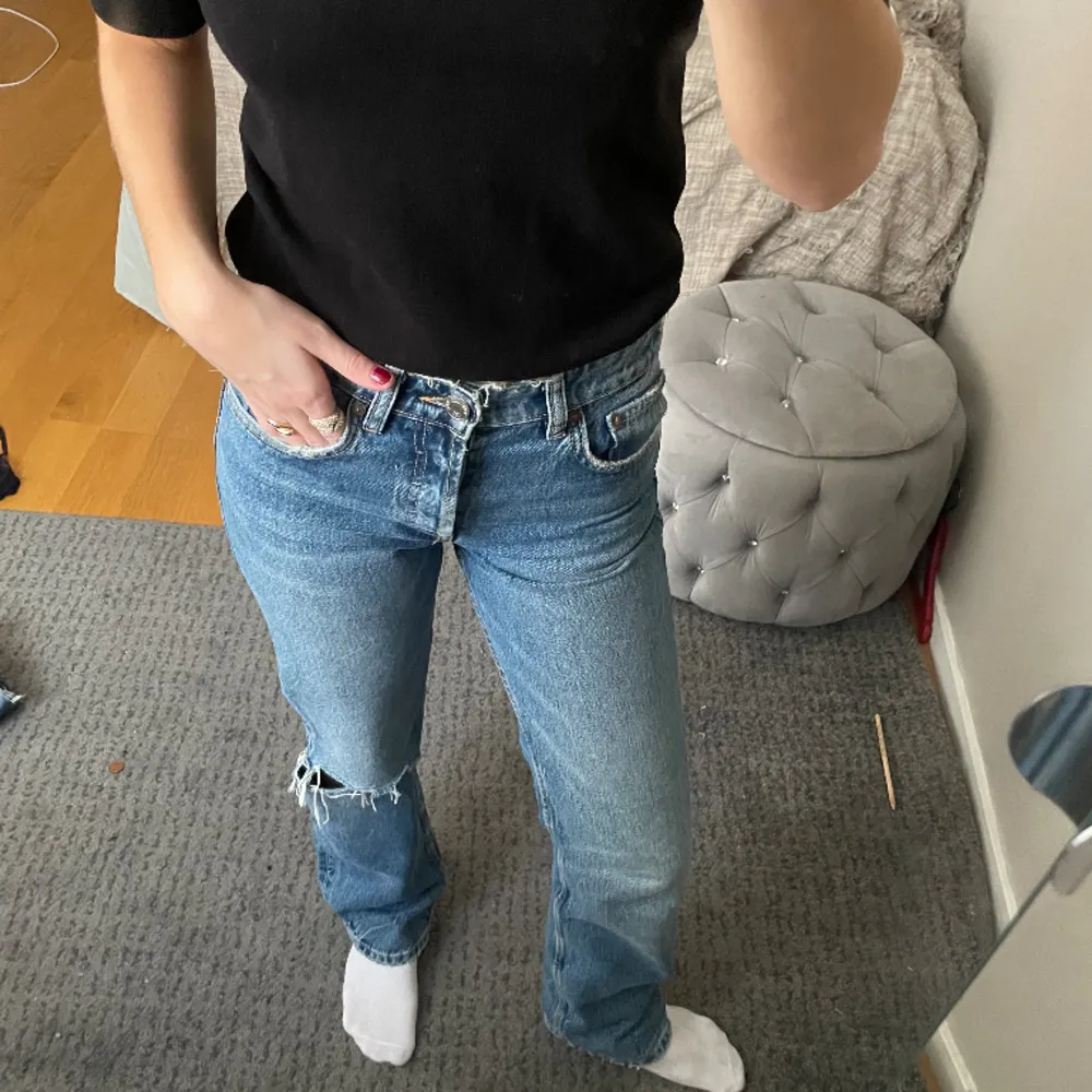 Mid waist jeans från zara med ett hål.. Jeans & Byxor.