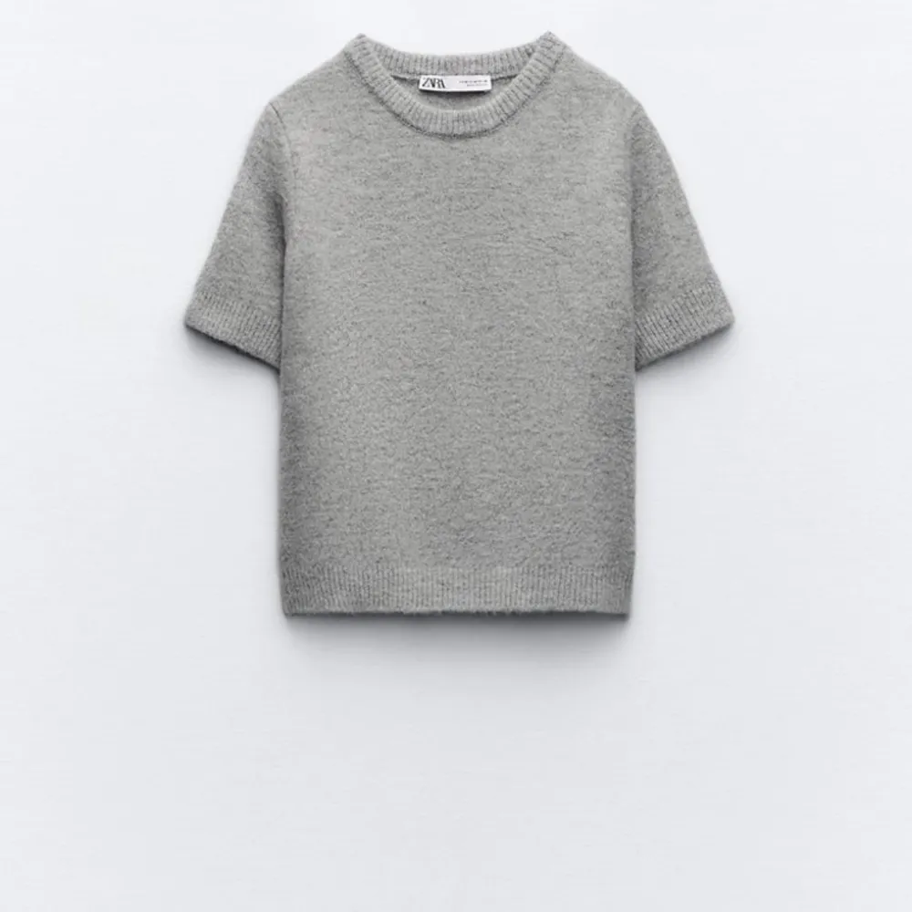 Jag säljer min gråa stickade T-shirt från zara🌟 jag köpte den själv här på Plick men den passade tyvärr inte på mig🩷skriv för fler bilder🎀. Stickat.