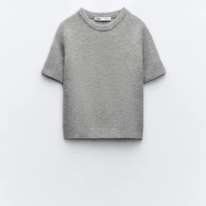 Grå stickad T-shirt  - Jag säljer min gråa stickade T-shirt från zara🌟 jag köpte den själv här på Plick men den passade tyvärr inte på mig🩷skriv för fler bilder🎀