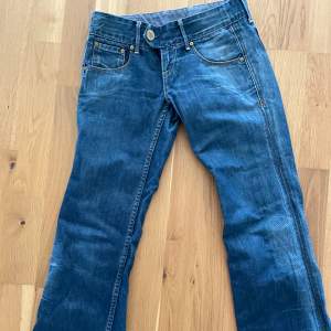 Lågmidjade bootcut jeans från Levis. Enligt lappen stl 27/34 men känns ganska små. Midjemåttet är 37cm.