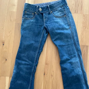 Lågmidjade bootcut jeans Levis - Lågmidjade bootcut jeans från Levis. Enligt lappen stl 27/34 men känns ganska små. Midjemåttet är 37cm.