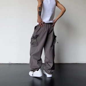 Parachute Pants - Köpta från en pop-up butik i sydkorea. Väldigt bra kvalitet och fint skick! Sjusterbara i midjan, passar 28-34”. 112 cm på längden.  Passar både för man och kvinna. 