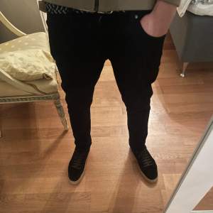 Säljer nu ett par snygga nudie jeans som är nästintill hel svarta! De är storlek 33/30 men sitter ganska så bra på mig! Vid funderingar är det bara att skriva till mig!😁