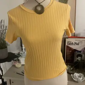 Så fin gul tshirt köpt på ASOS i tall modell perfekt om man är lång🩷 knappt använt och har inga defekter 🩷
