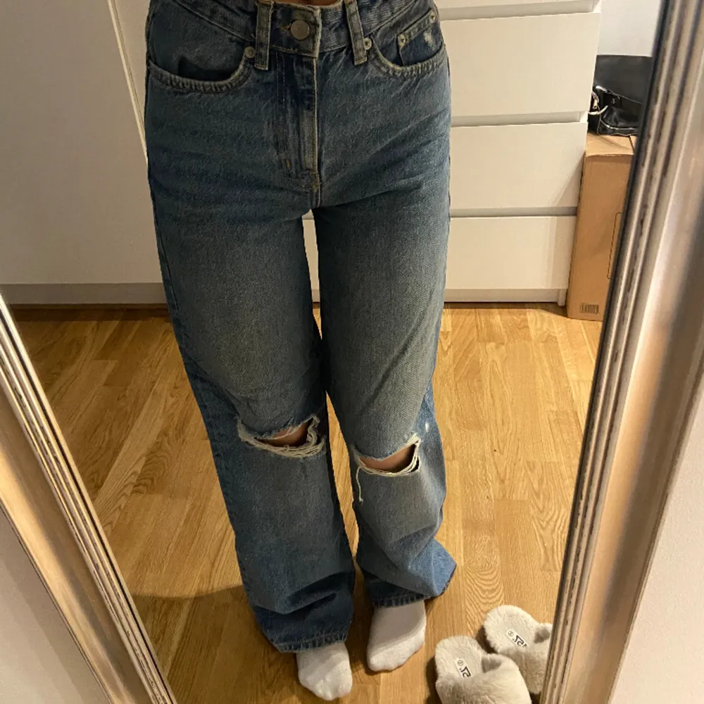 Säljer dessa högmidjade jeans med vida ben, de är från Lager 157. Storlek XXS, men skulle säga att de sitter som XS/S. Säljer då de är för stora, de är i bra skick. Köpta för 300, Säljer för 100kr. . Jeans & Byxor.