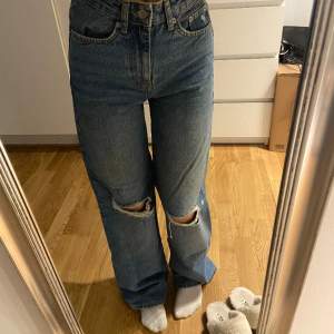 Säljer dessa högmidjade jeans med vida ben, de är från Lager 157. Storlek XXS, men skulle säga att de sitter som XS/S. Säljer då de är för stora, de är i bra skick. Köpta för 300, Säljer för 100kr. 