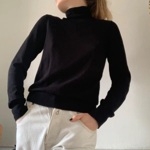 POLOTRÖJA - Svart polo, lite oversized för mig som är S. Frakt tillkommer. Skriv för mer info💖