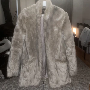 Pälsjacka  - Väldigt najs beige pälsjacka köpt på Sellpy men knappt använd🩷