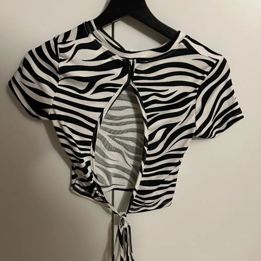 Zebra tröja med öppen rygg. Yläosat.