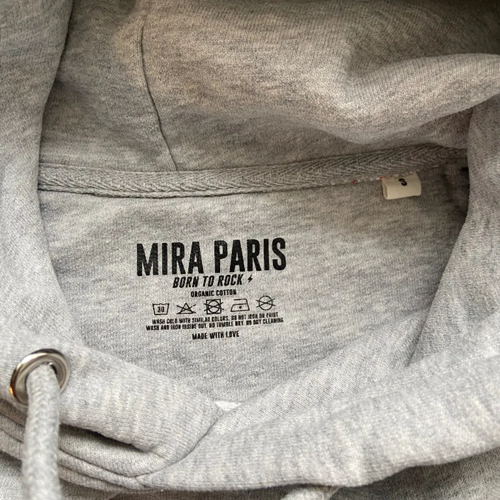 En helt oanvänd grå Mira Paris hoodie från Zalando. Säljer pågrund av att den ej används, hör av er om ni har några frågor. (Ni står för frakt)💓. Hoodies.