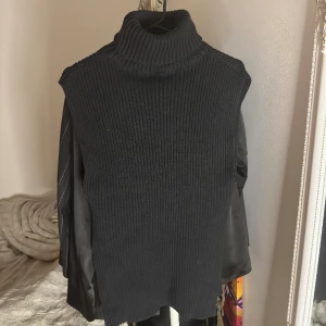 Stickad väst med hög krage  - Normal i storleken 