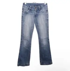 Säljer mina blå bootcut jeans från Yadou, då de är lite för stora för mig 💗 väldigt bra skick!
