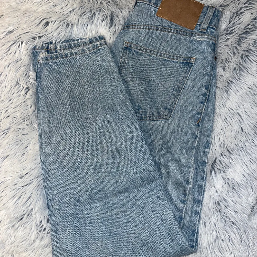 Supersnygga jeans från Zara. Används inte längre då dom är för små.. finns ett litet hål (se bild 2). Jeans & Byxor.