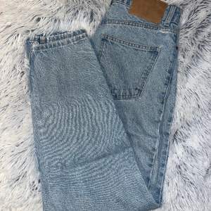 Supersnygga jeans från Zara. Används inte längre då dom är för små.. finns ett litet hål (se bild 2)