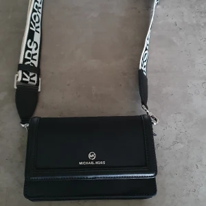 Michael kors  - Michael kors väska SM phone xbody  Använd vid 2 tillfällen.