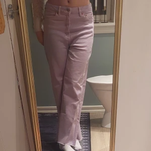 Lila jeans - Ett par lila jeans från lager 157 i modellen lane. Endast använda 1 gång så är i nyskick. Köpte för 300kr och säljer för 130kr. Säljer även likadana i S fast blå! Säljer för att jag inte trivs i modellen då jag föredrar bootcut 