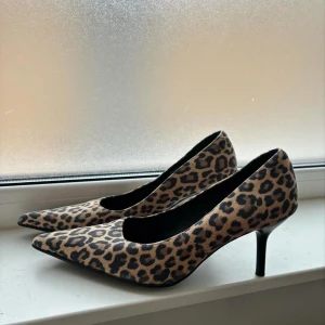 Klackskor  - Jättesnygga klackskor köpta av ”elisecherievintage”. De var tyvärr för små för mig, därför jag säljer vidare🤎 köpta för 299kr, säljer för samma pris pga aldrig använda av mig 