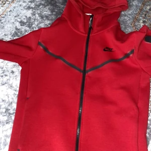 Säljer Nike tech fleece andvänd fåtal gånger  - Använd mindre än 5 gånger bara sitter i garderoben just nu då jag inte andvänder den längre