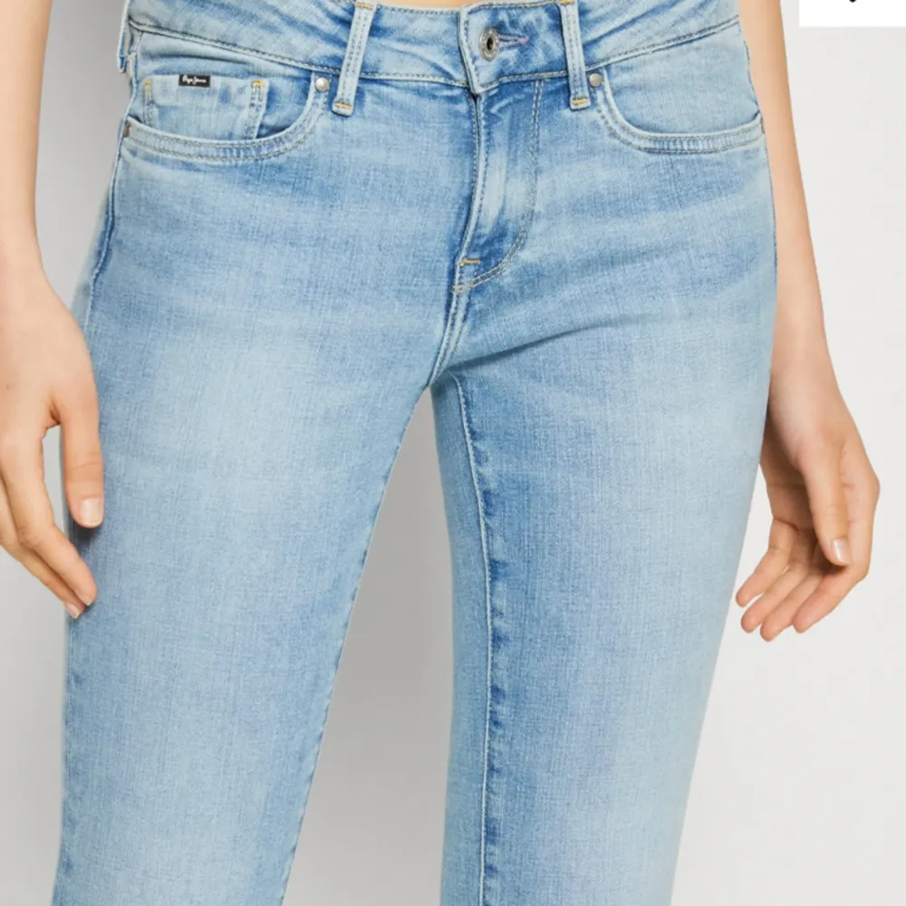 Säljer dessa low waist jeans från pepe jeans. Dom är vädligt trendiga och bekväma. Har klippt dom ner till för en bredare bootcut. Det är bara att fråga om bild . Jeans & Byxor.