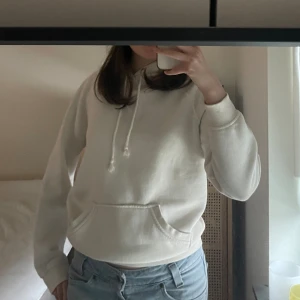 Hoodie - Vit hoodie från Bikbok i storlek S. Jättemysig🫶🏻🫶🏻