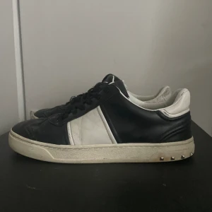 Valentino flycrew  - Ett par feta valentino flycrew i strö 40, skick 6/10 5 nitar borta, strl 40, pris 1699