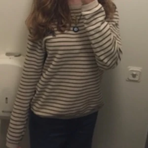 Vintage tröja - Stickad jättemysig och fin tröja. Vit grön randig fast det vita är mer åt de grå hållet. Sitter lite oversize på mig som är 36