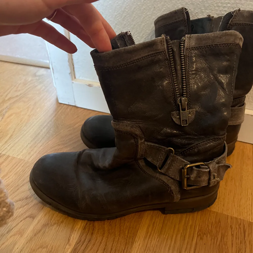 Boots i äkta skin, väll använda men sjukt snygga . Skor.