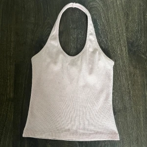 halterneck topp - En söt ljusrosa halterneck topp💞står ingen storlek men skulle säga att den passar storlekar mellan xs-m. Pris kan diskuteras 