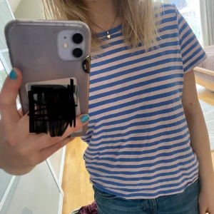 T-shirt - Jättefin t-shirts från monki i färgerna blå/rosa🩵 fint skick! Hör av dig vid frågor eller funderingar!🌸