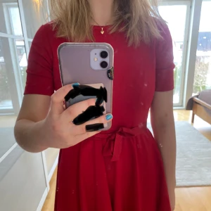 Klänning - Fin röd klänning från Lindex💓 Fint skick! Storlek 158/154, kanske är för barn egentligen men jag tycker den är fin ändå! Men den är lite för kort för mig som är 160. Skriv vid frågor eller funderingar!💓