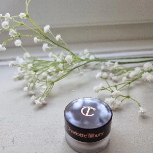 Charlotte Tilbury - oyster pearl - Eyes to mesmerise i den populära färgen Oyster Pearl. Testad 2 gånger med borste.