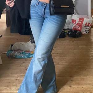 Säljer nu mina lågmidjade bootcut jeans från HM då jag har för många. De är storlek 40 men passar även xs/s och m. De är väldigt stretchiga och hur bekväma som helst. Vid frågor och funderingar skriv och pris kan diskuteras💕