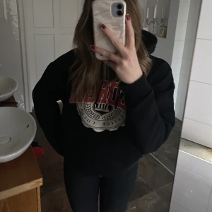 hoodie  - superskön svart hoodie med röd/vitt tryck. använd fåtal gånger 