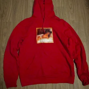 Hov1 hoddie - Rosa/röd hoddie, fin och aldrig använd 