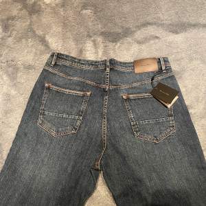 Helt nya Massimo Dutti jeans i blått. Storlek: EU 40.     Ganska Baggy      Köpt för över 700 kr. Tryck på ”Köp nu” för att köpa. 