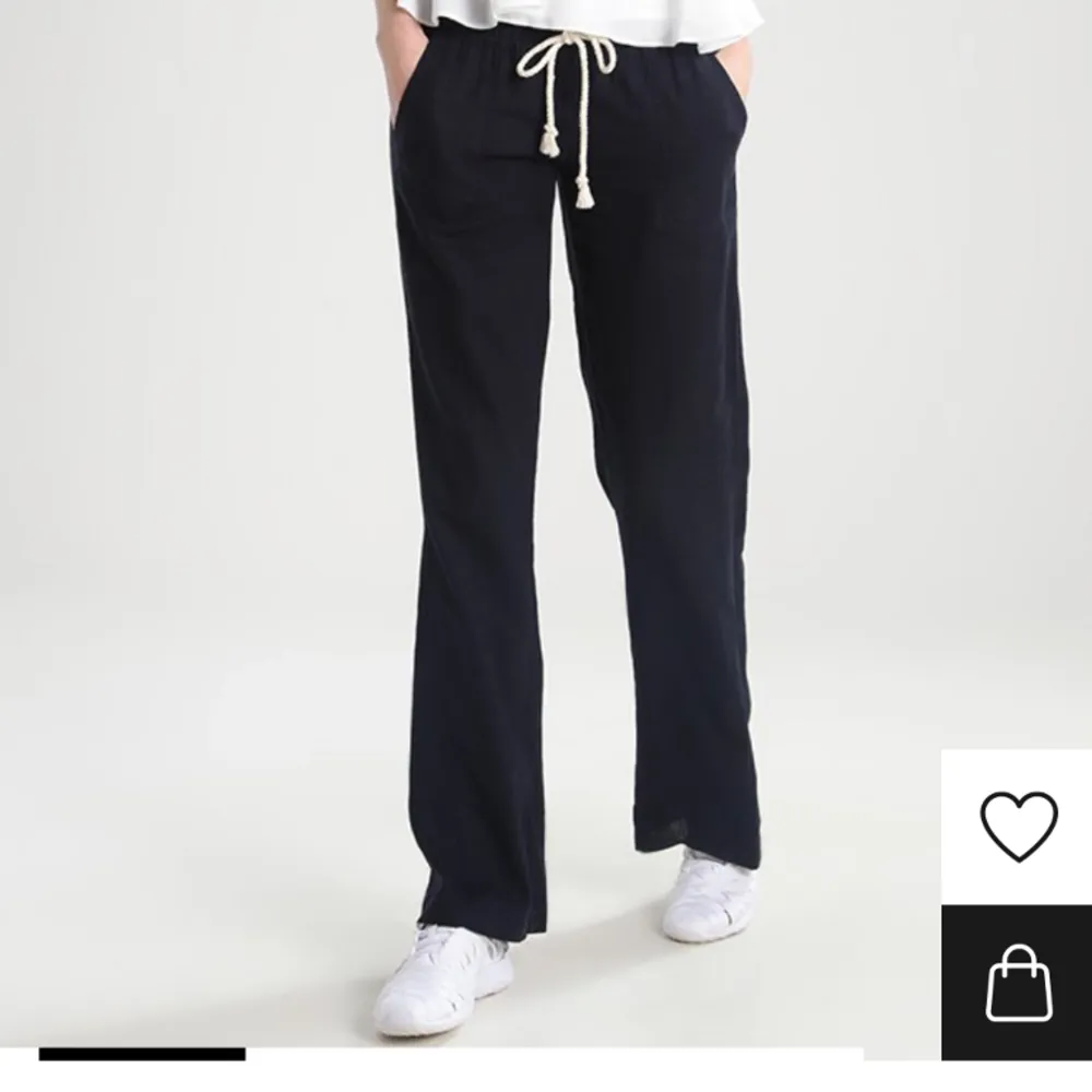 Säljer nu mina Roxy linnebyxor i svart❤️ orginalpris 599kr, i perfekt skick❤️lite långa på mig som är 160. Jeans & Byxor.