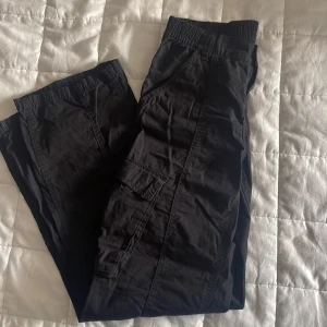 Cargo byxor  - Svart Cargo byxor från hm. Har haft på mig de ett antal få gånger och tvättat en gång. Säljer på grund av att de inte är min stil längre. Original pris 199kr 