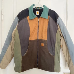 Carhartt jacka - Helt ny jacka från Carhartt. Köpt i Glasgow för en månad sen för 3200. Special edition. Jackan var för stor för mig så har aldrig använt den. Skulle säga att den är M men passar S-L. Pris kan diskuteras vid snabb affär!😄