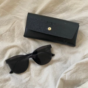 Solglasögon - Solglasögon från shein med stenar på sidan.