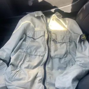 Tjenaa!! Har en Stone island overshirt i storlek S, passar även M, jag är 182 ungefär och i längden börjar den bli lite liten men funkar såklart, den är äkta och funkar utmärkt nu till våren !! Hör av er vid minsta fundering 