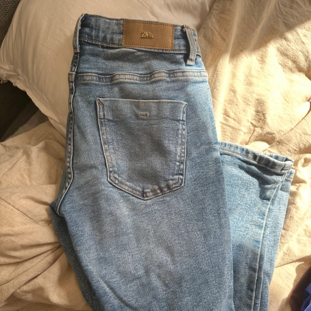 Snygga jeans från Zara, använda enstaka gång, normal passform. Nypris 399kr. Jeans & Byxor.
