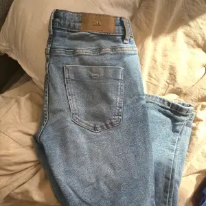 Snygga jeans från Zara, använda enstaka gång, normal passform. Nypris 399kr