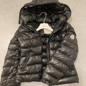 Moncler jacka stl 152cm  - Äkta Moncler jacka i storlek 152cm. I mycket bra skick, hel och ren. Inga skador på jackan. 