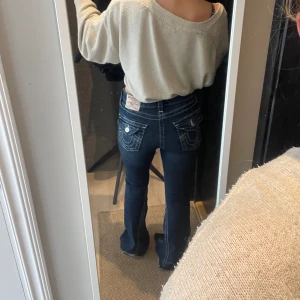 True religion jeans - Mörkblåa true religion jeans med bootcut, köpte nya från Nelly.com, nypris 1499kr🩷 Jättebra/nyskick 